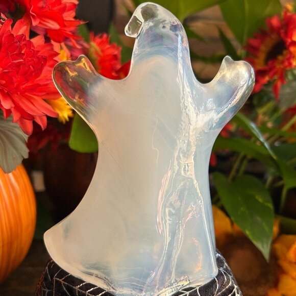 MINT 2006 Fenton Halloween “Batty” Ghost w/Witch’s Cauldron & Bats - Picture 5 of 16